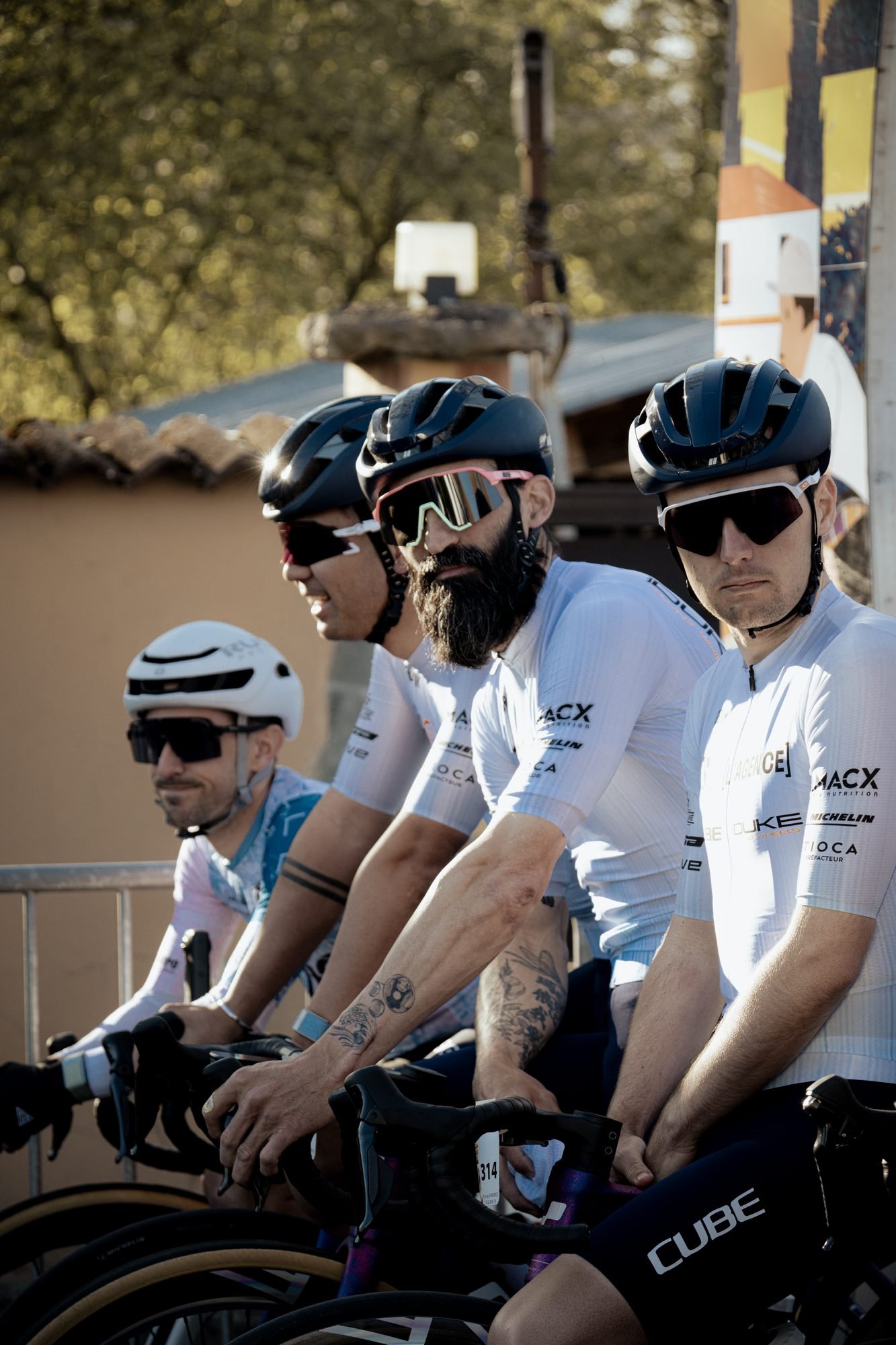 Coureurs cyclistes au départ d'une compétition