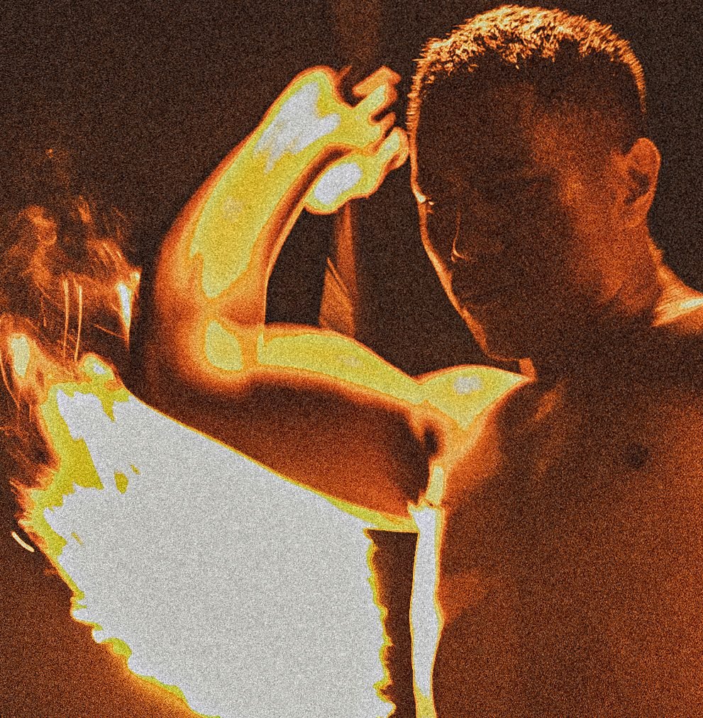 Artiste de feu, mains et flammes en mouvement