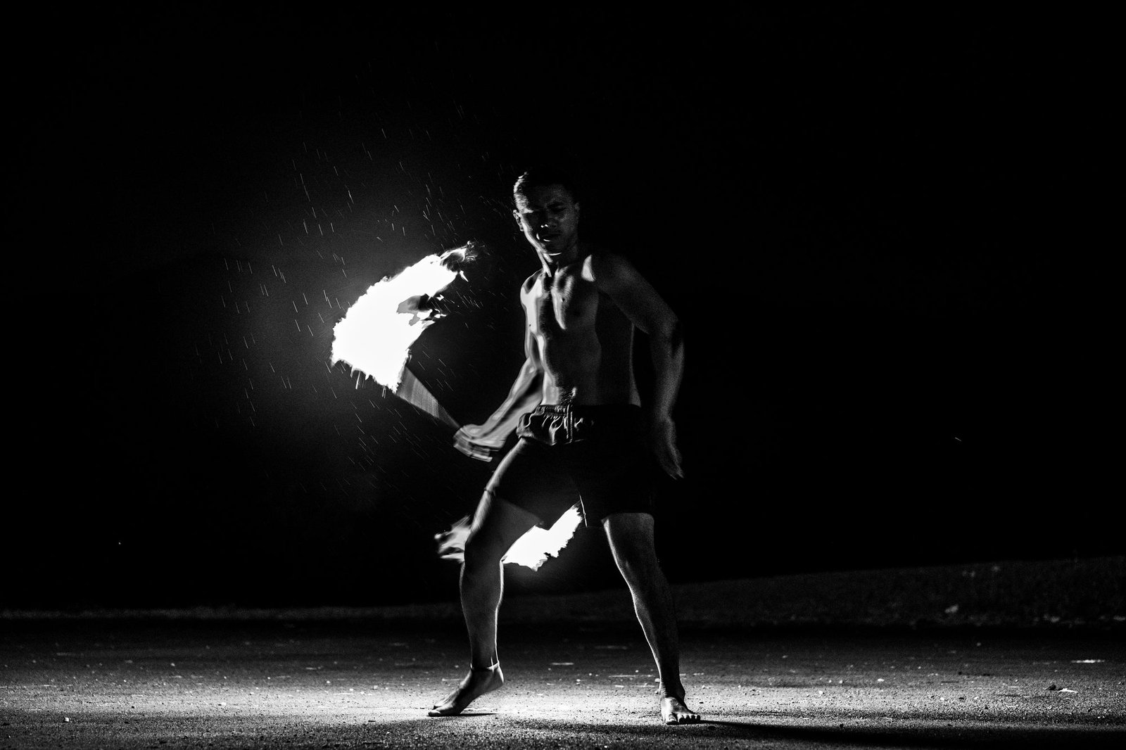 Artiste de feu, portrait dramatique en noir et blanc