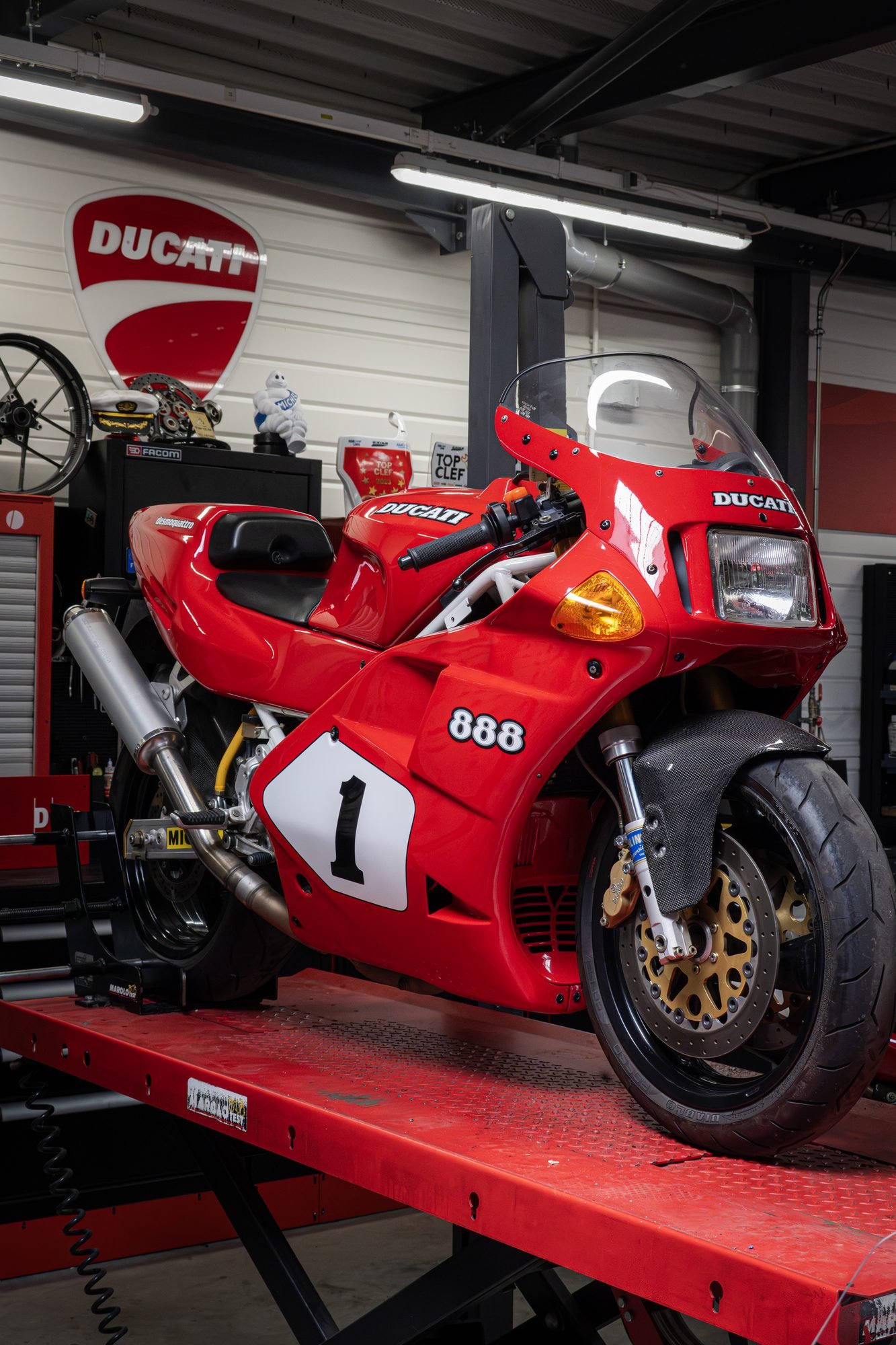 Moto de collection Ducati 888 en atelier