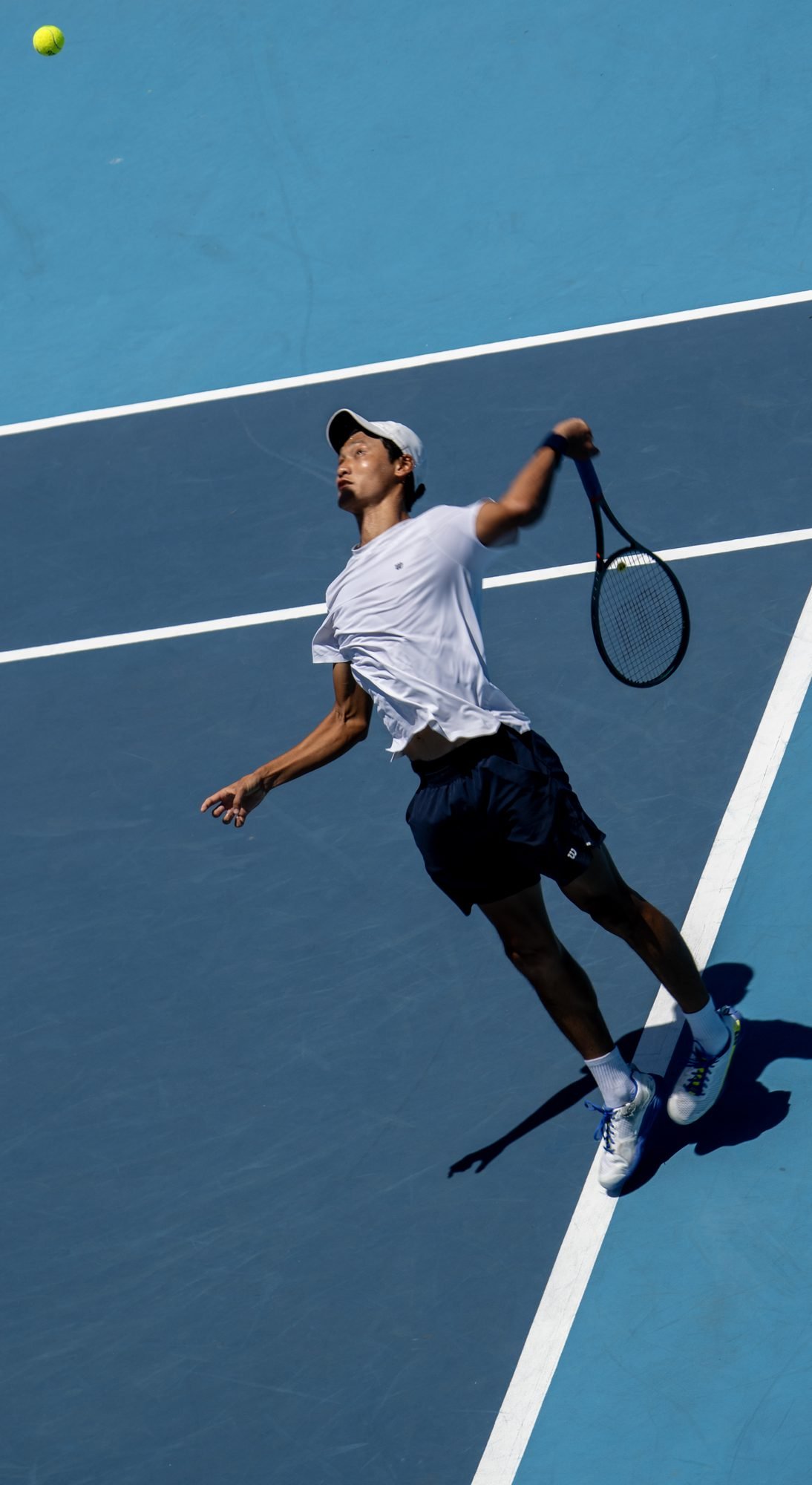 Joueur de tennis vu du ciel en pleine frappe
